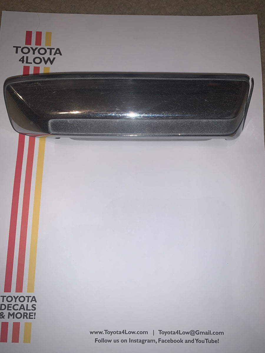 84 - 89 TOYOTA PICKUP FRONT RIGHT SIDE INTERIOR DOOR HANDLE BEZEL 84 - 89 TOYOTA PICKUP FRONT RIGHT SIDE INTERIOR DOOR HANDLE BEZEL